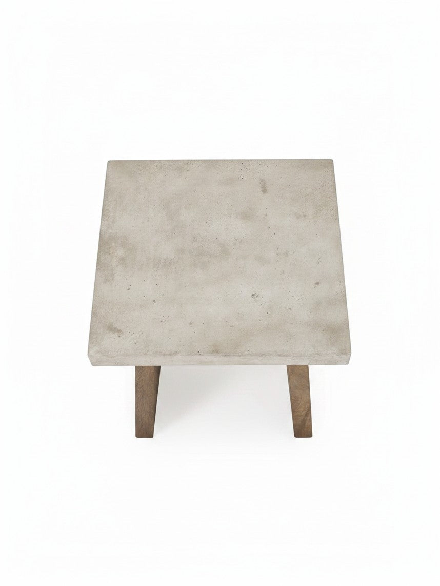 Table d'appoint TOCO Meubles Brenda avec plateau rectangulaire en béton gris et pieds en bois naturel