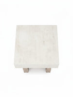 Table d'appoint Ulric par TOCO Meubles avec plateau carré effet béton clair et pieds en bois naturel vue de dessus
