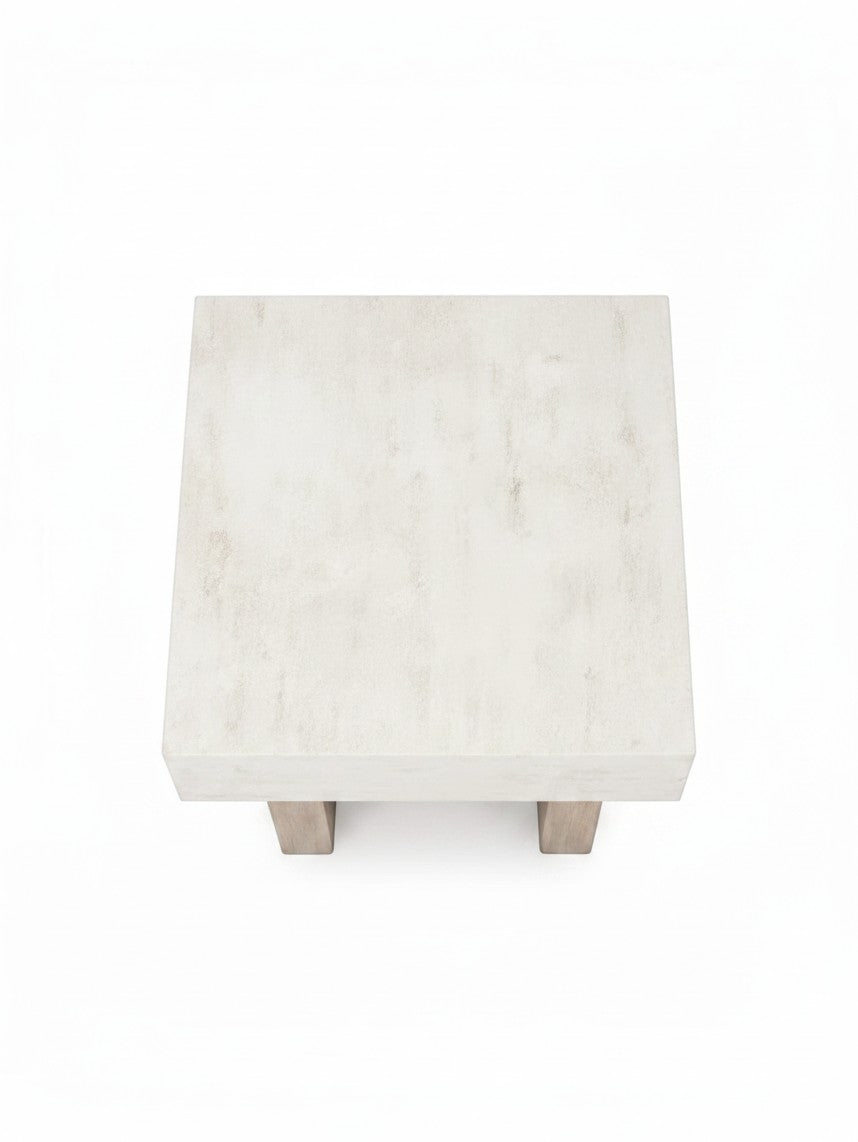 Table d'appoint Ulric par TOCO Meubles avec plateau carré effet béton clair et pieds en bois naturel vue de dessus