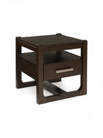Table d'appoint carrée TOCO Meubles Becki en bois brun foncé avec un tiroir et une poignée métallique moderne
