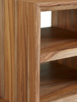 Table d'appoint carrée Sonni par TOCO Meubles en bois massif brun avec étagères ouvertes