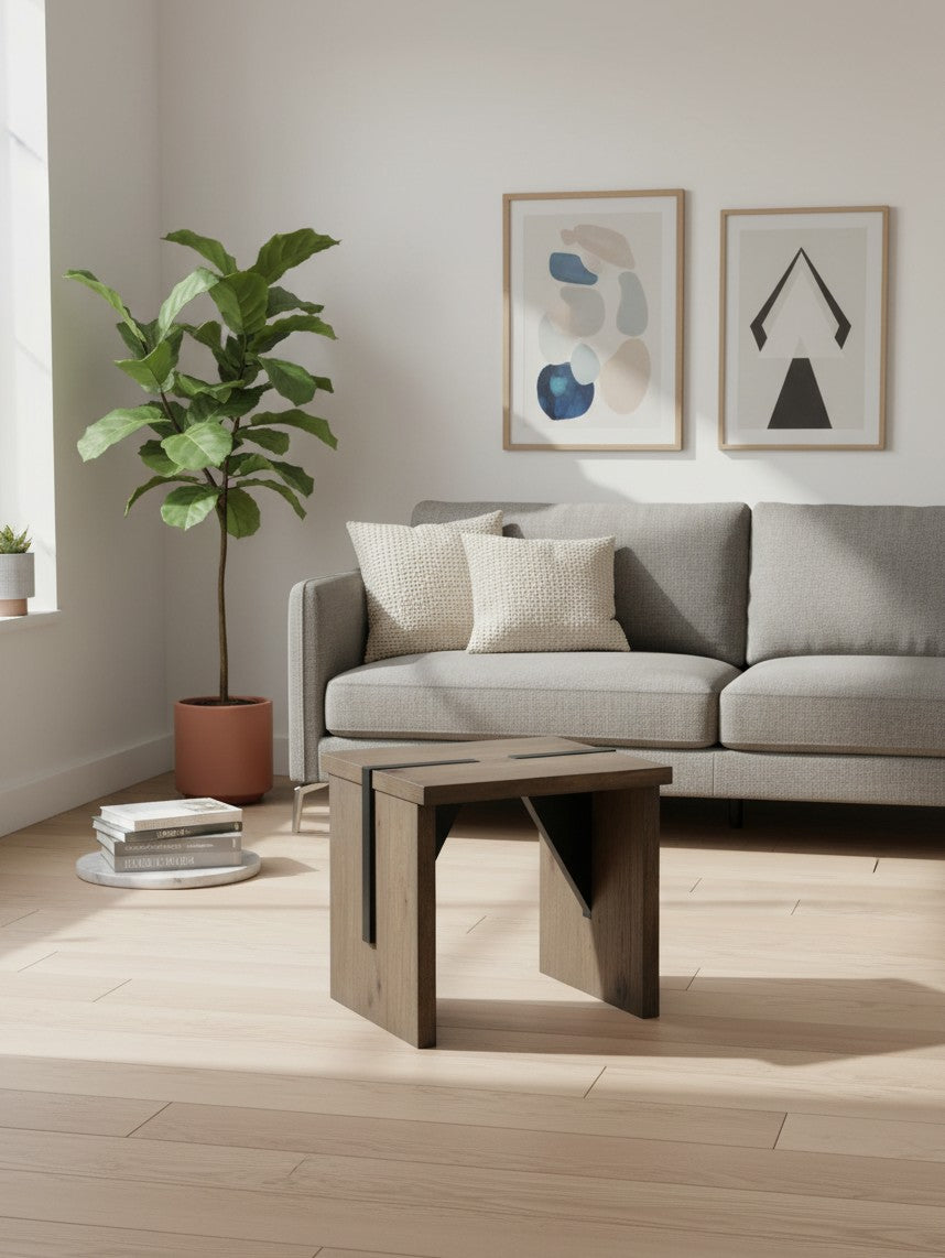 Table d'appoint Kandi TOCO Meubles en bois massif brun avec détails noirs dans un salon moderne et lumineux