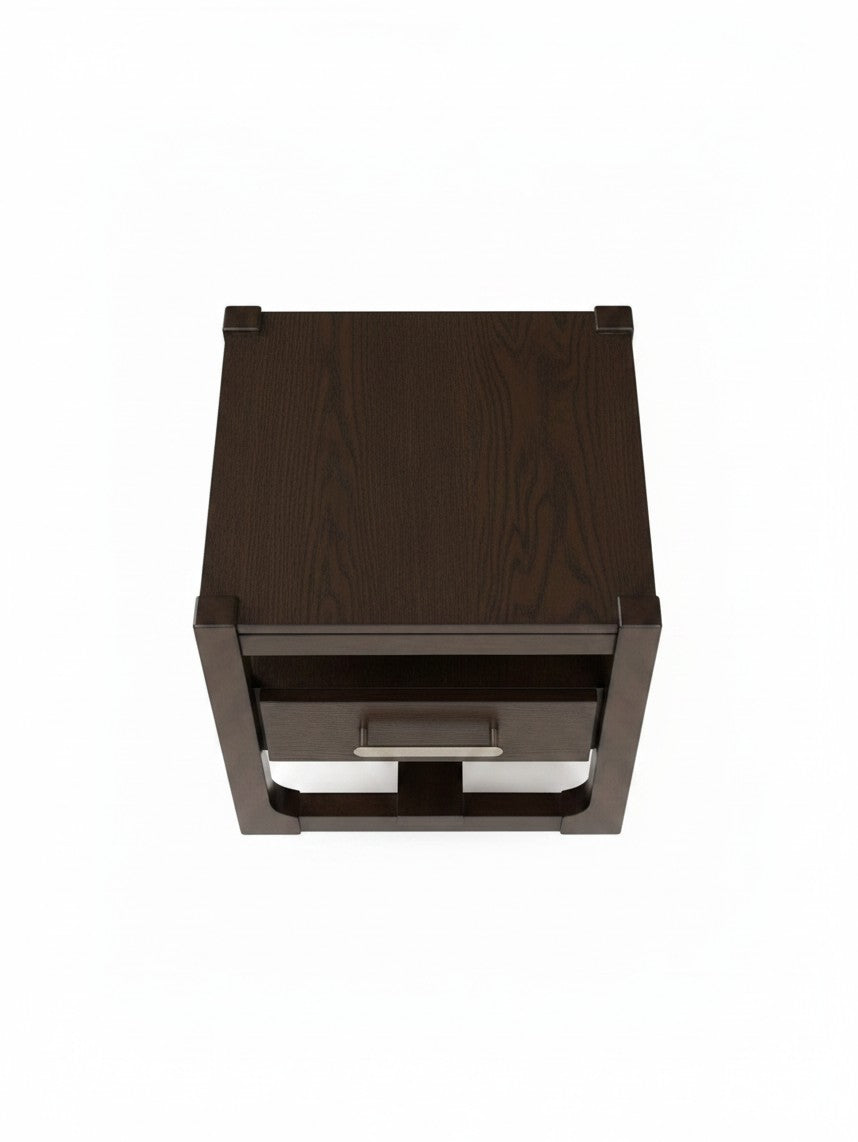 Table d'appoint carrée Becki par TOCO Meubles en bois brun foncé avec un tiroir et une poignée métallique moderne