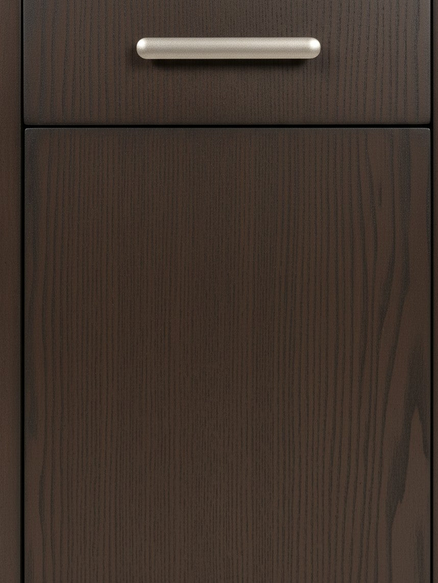 Gros plan sur le tiroir en bois brun foncé de la table d'appoint Becki par TOCO Meubles avec poignée métallique