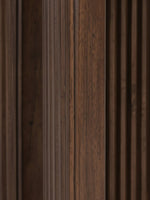 Gros plan sur la texture en bois cannelé foncé de la table d'appoint Cecilia par TOCO Meubles