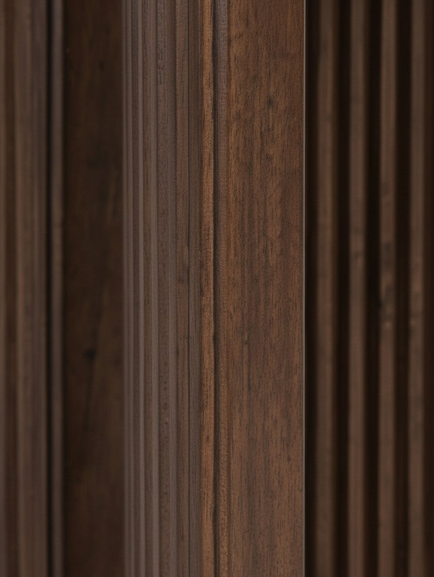 Gros plan sur la texture en bois cannelé foncé de la table d'appoint Cecilia par TOCO Meubles