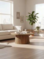 Table d'appoint Ada TOCO Meubles en bois massif brun avec base cannelée sculpturale dans un salon moderne lumineux
