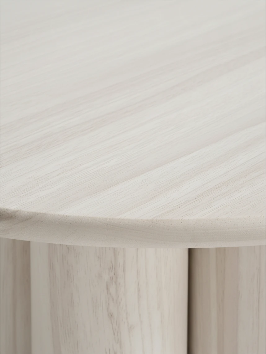 Table d'appoint Harmonie TOCO Meubles en bois clair avec plateau rond et base architecturale à colonnes cylindriques
