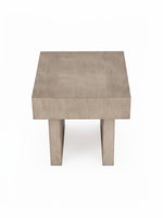 Table d'appoint Elaina par TOCO Meubles en bois clair avec un design minimaliste et une finition texturée