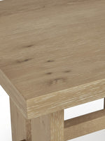 Gros plan sur le plateau en bois clair texturé de la table d'appoint Kyo par TOCO Meubles