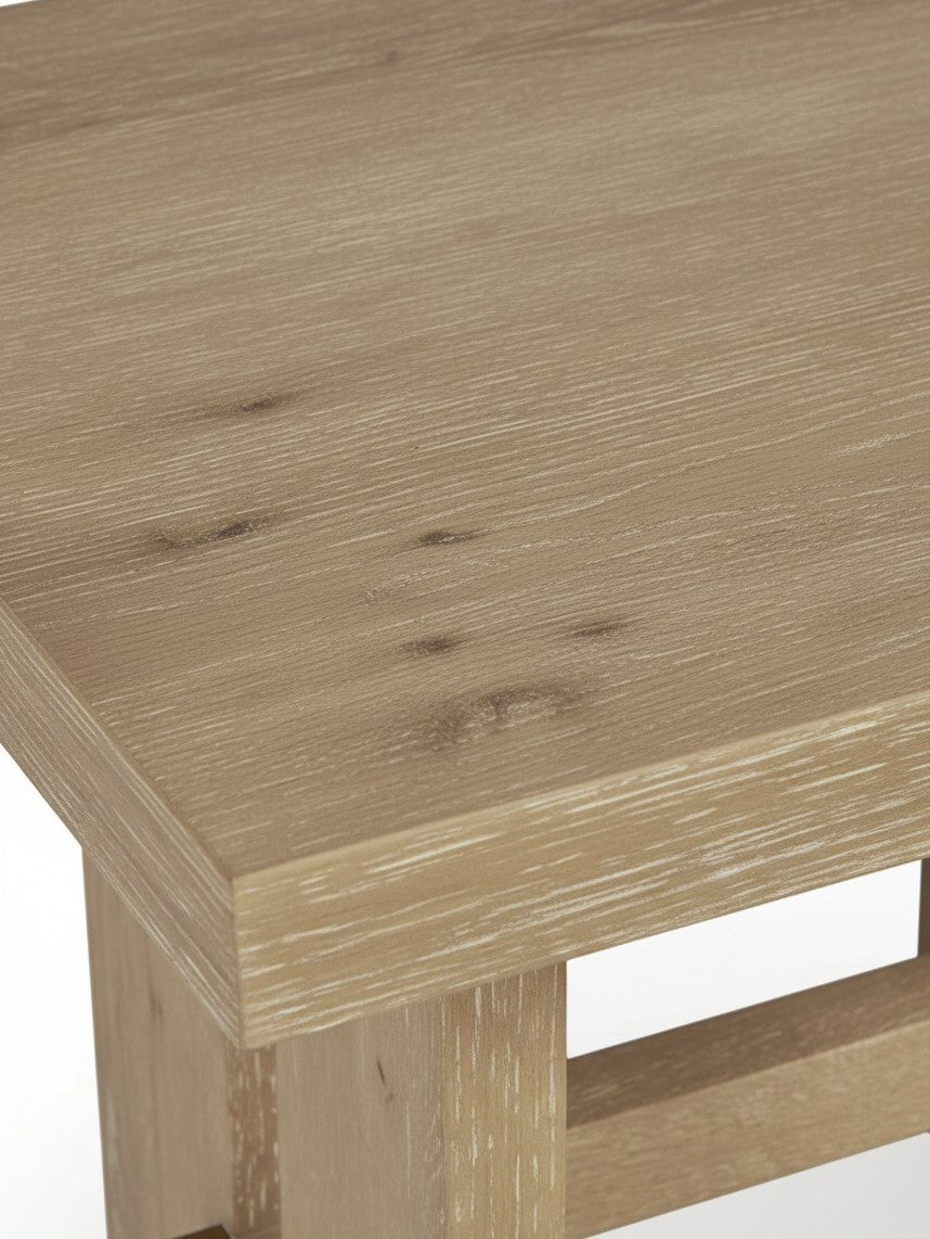 Gros plan sur le plateau en bois clair texturé de la table d'appoint Kyo par TOCO Meubles