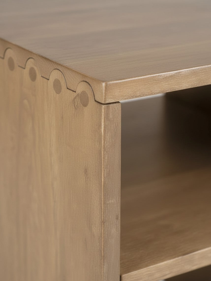 Table d'appoint Kelani TOCO Meubles en bois clair avec détails décoratifs en forme de festons sur le bord supérieur