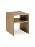 Table d'appoint Kelani par TOCO Meubles en bois massif avec étagère centrale et détails de jointure décoratifs