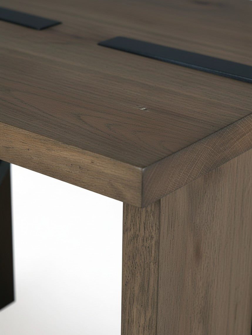 Table d'appoint Kandi TOCO Meubles en bois massif brun avec détails en métal noir sur le plateau