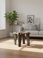 Table d'appoint Zenko TOCO Meubles avec plateau en bois naturel et pieds en métal gris dans un salon moderne