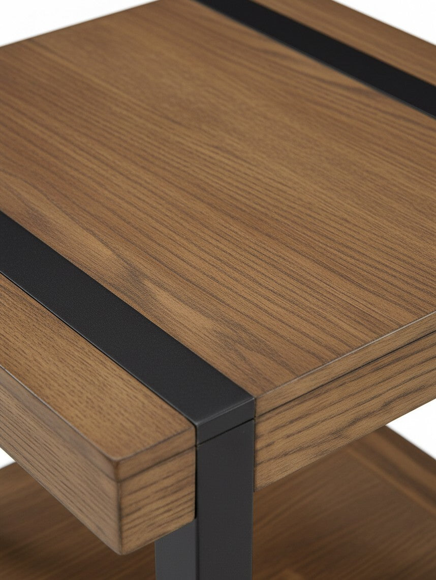 Table d'appoint Jorani par TOCO Meubles en bois brun avec accents en métal noir