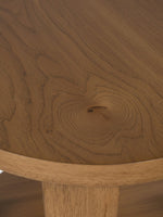 Gros plan sur le plateau rond en bois brun clair de la table d'appoint Tila de TOCO Meubles avec veinage naturel