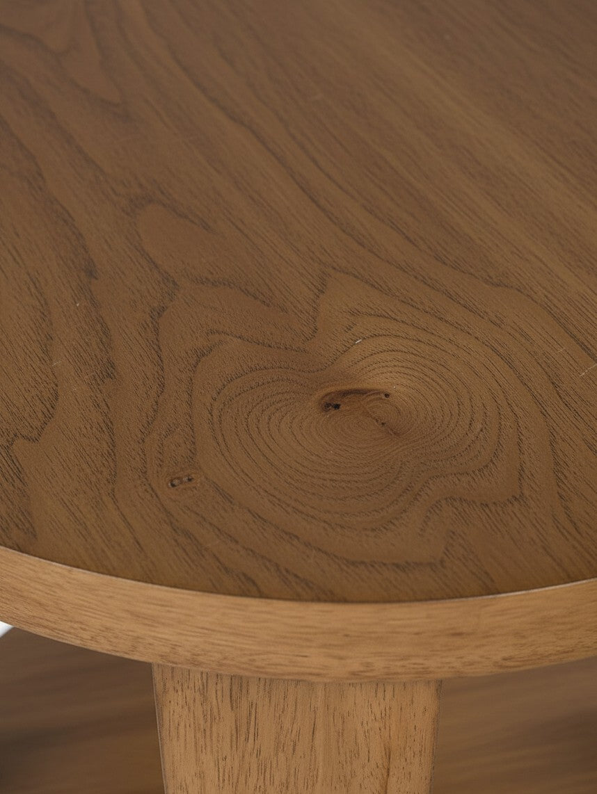 Gros plan sur le plateau rond en bois brun clair de la table d'appoint Tila de TOCO Meubles avec veinage naturel
