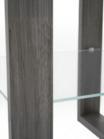 Gros plan sur la structure en bois gris et l'étagère en verre trempé de la table d'appoint Balmore de TOCO Meubles