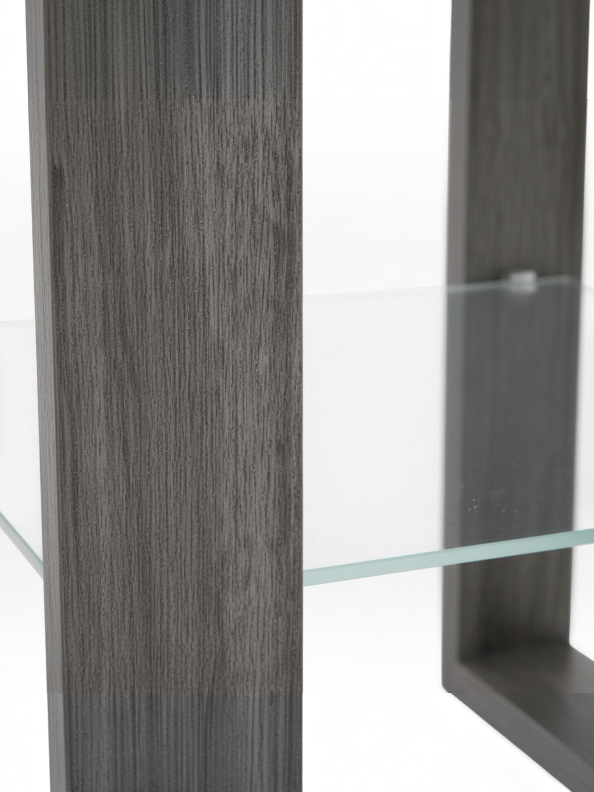 Gros plan sur la structure en bois gris et l'étagère en verre trempé de la table d'appoint Balmore de TOCO Meubles