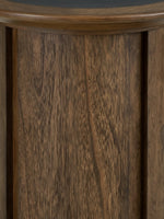 Gros plan sur la texture en bois naturel de la table d'appoint Donta par TOCO Meubles