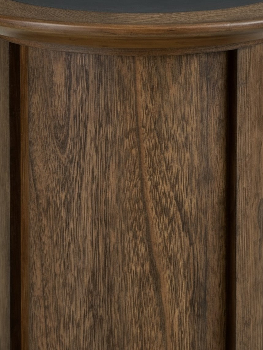 Gros plan sur la texture en bois naturel de la table d'appoint Donta par TOCO Meubles