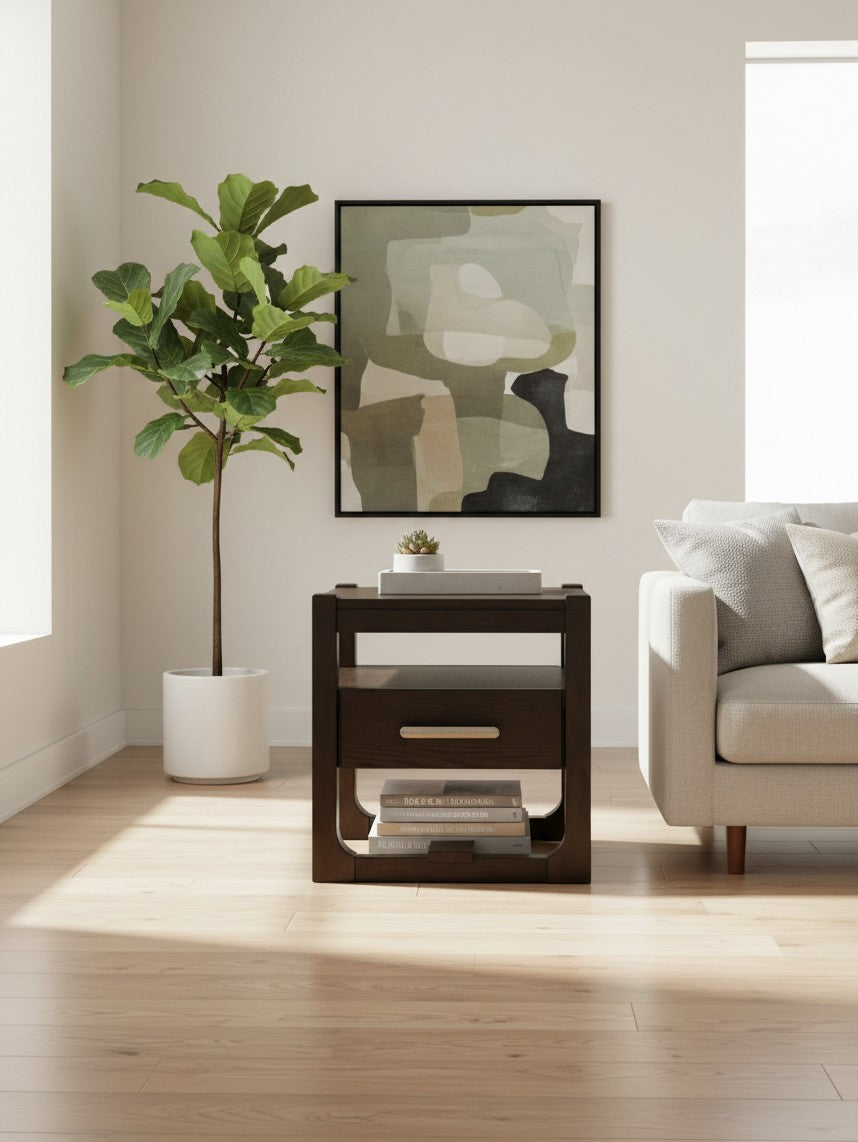 Table d'appoint Becki par TOCO Meubles en bois brun foncé avec tiroir et étagère dans un salon moderne
