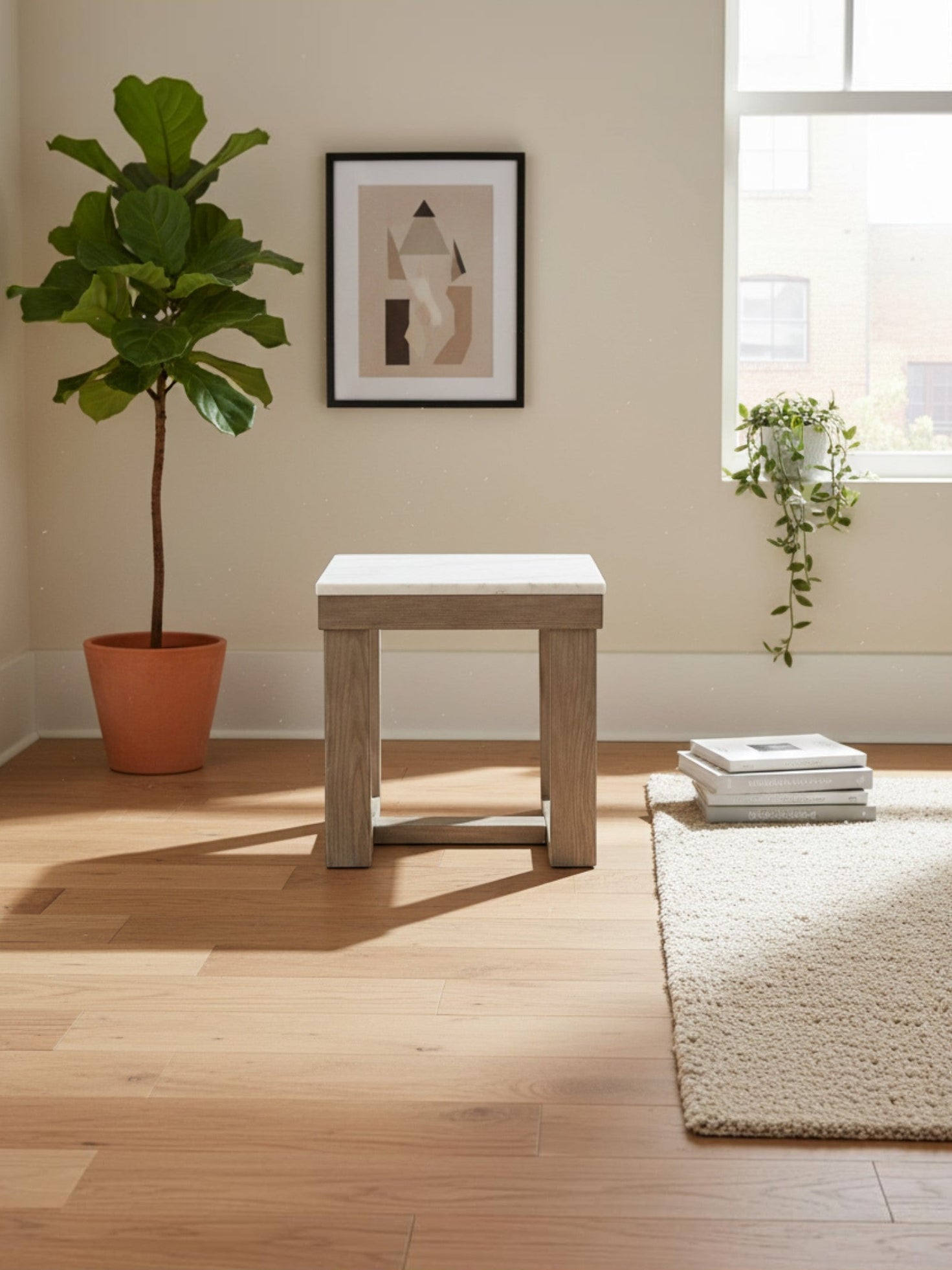 Table d'appoint carrée TOCO Meubles avec plateau en pierre ivoire et base en bois brun dans un salon lumineux