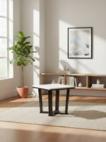 Table d'appoint Sola TOCO Meubles avec plateau carré blanc et pieds en bois foncé dans un salon lumineux