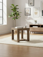 Table d'appoint carrée TOCO Meubles en bois gris dans un salon lumineux avec tapis et plante