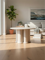 Table d'appoint Harmonie par TOCO Meubles en bois clair avec plateau rond et base architecturale à colonnes