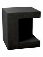 Table d'appoint TOCO Meubles Jupiter noire en oxyde de magnésium avec niche de rangement, design cubique moderne.