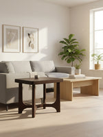 Table d'appoint Louma par TOCO Meubles en bois foncé avec un design épuré dans un salon lumineux et moderne.