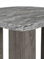 Table d'appoint triangulaire TOCO Meubles avec plateau effet marbre gris et pieds en bois brun texturé