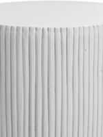 Gros plan sur la texture nervurée blanche de la table d'appoint Orford par TOCO Meubles en oxyde de magnésium.