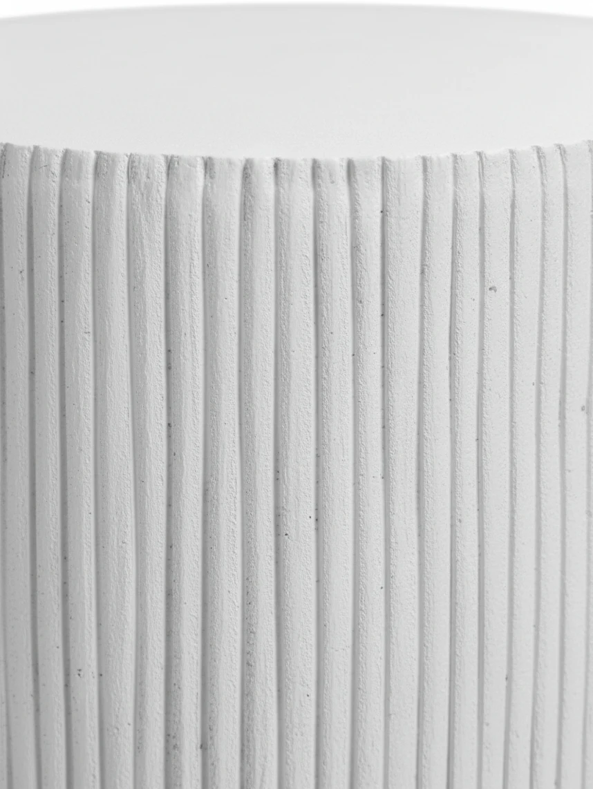Gros plan sur la texture nervurée blanche de la table d'appoint Orford par TOCO Meubles en oxyde de magnésium.