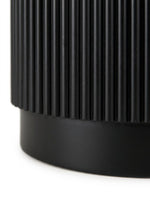 Gros plan sur la base cylindrique cannelée noire de la table d'appoint Rayma par TOCO Meubles