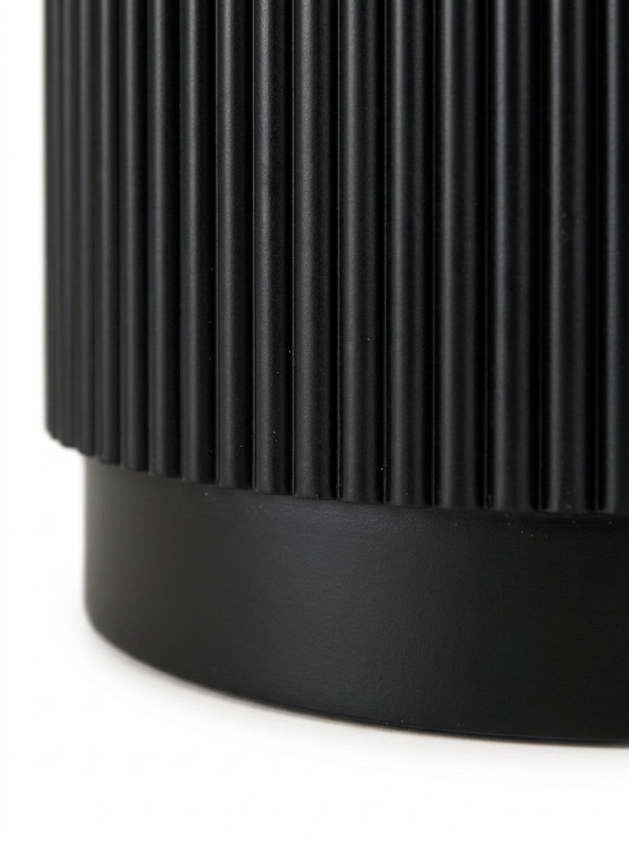 Gros plan sur la base cylindrique cannelée noire de la table d'appoint Rayma par TOCO Meubles
