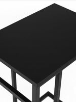 Table d'appoint noire TOCO Meubles au design minimaliste avec plateau rectangulaire et structure en métal
