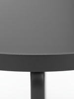 Détail du plateau rond noir de la table d'appoint TOCO Meubles de l'ensemble Dory