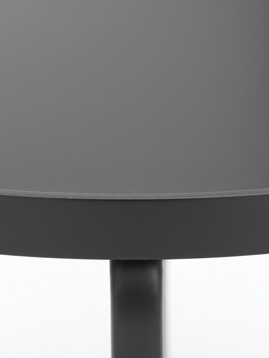 Détail du plateau rond noir de la table d'appoint TOCO Meubles de l'ensemble Dory