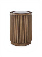 Table d'appoint ronde Hadona par TOCO Meubles en bois cannelé brun avec un plateau supérieur en pierre claire