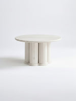 Table d'appoint Harmonie TOCO Meubles ronde en bois clair avec une base architecturale composée de colonnes