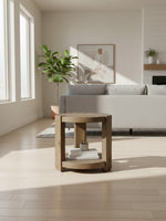 Table d'appoint ronde TOCO Meubles en bois clair avec étagère inférieure dans un salon lumineux et moderne
