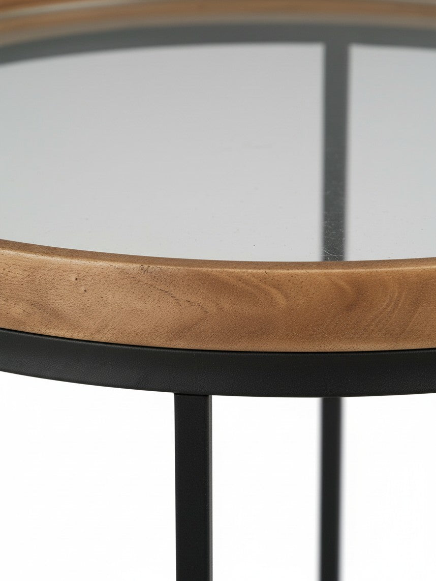 Table d'appoint ronde Nora de TOCO Meubles avec plateau en verre, bordure en bois naturel et pieds en métal noir