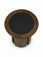 Table d'appoint ronde TOCO Meubles Donta en bois foncé avec un plateau central noir mat, vue de dessus