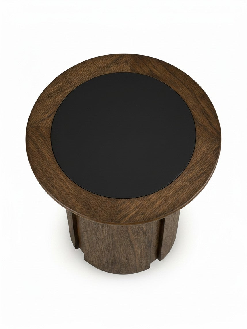 Table d'appoint ronde TOCO Meubles Donta en bois foncé avec un plateau central noir mat, vue de dessus