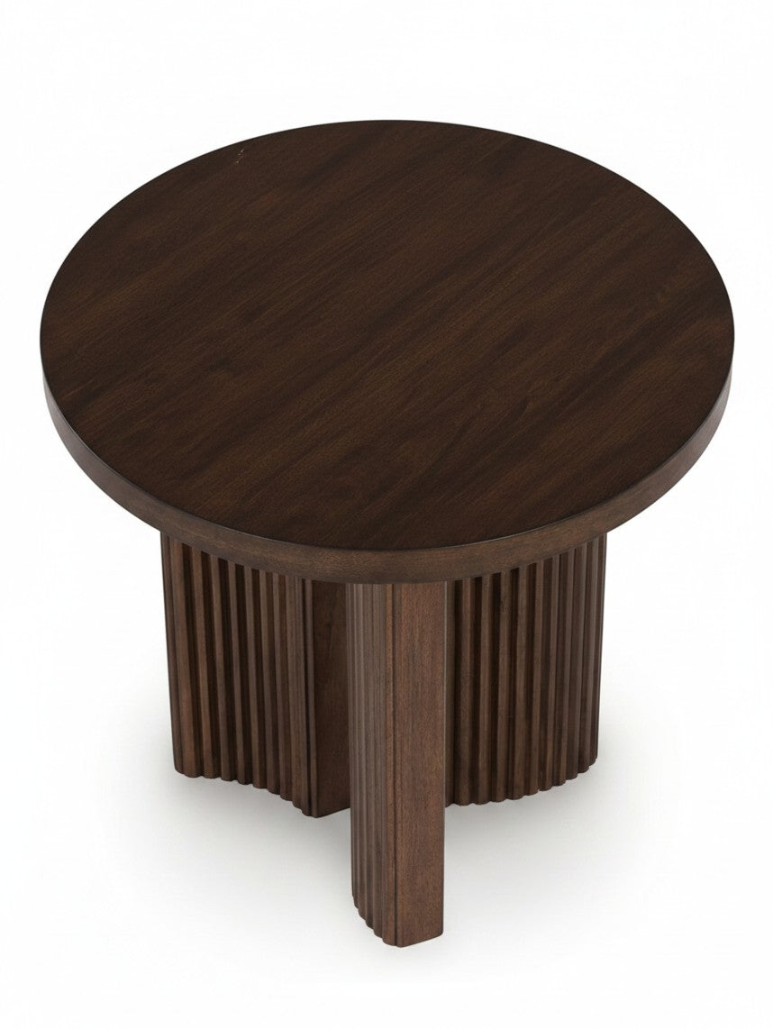 Table d'appoint ronde Cecilia par TOCO Meubles en bois foncé avec un pied central cannelé élégant
