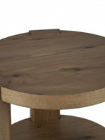 Table d'appoint ronde Flano par TOCO Meubles en bois brun clair avec plateau texturé et détails de menuiserie