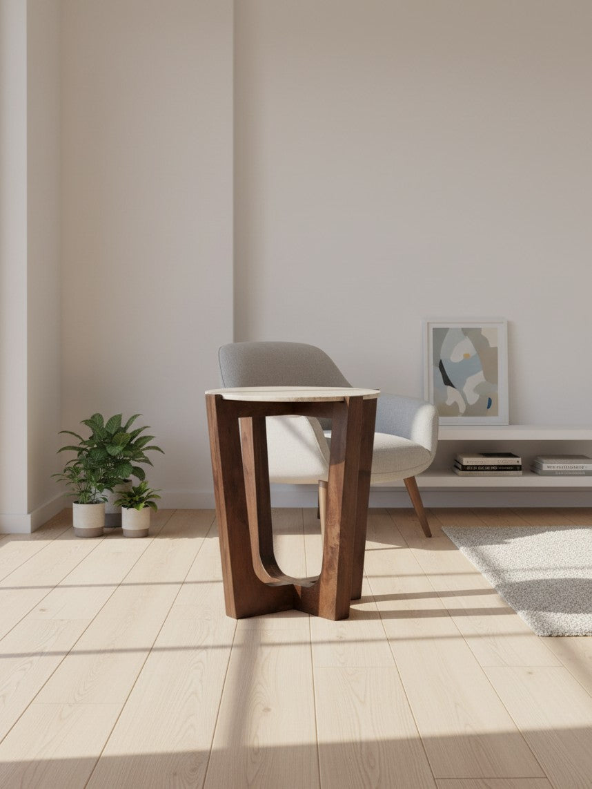Table d'appoint ronde Tanido TOCO Meubles en bois brun chaud avec plateau clair dans un salon moderne
